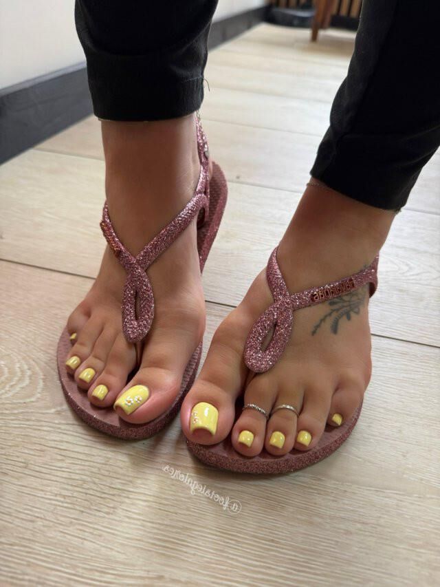 Las chanclas y las sandalias hacen que los pies sean tan sabrosos, deliciosos y malolientes