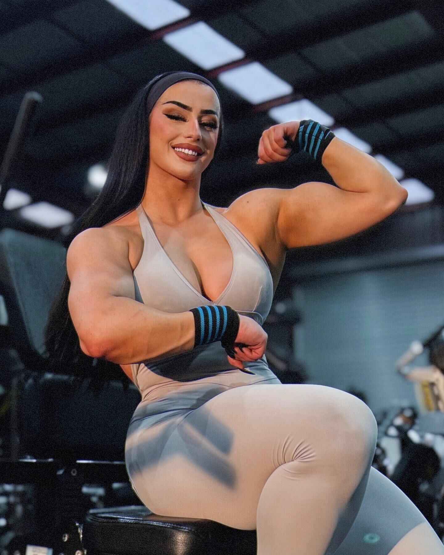 Muscle Girls Thicc and Powerful