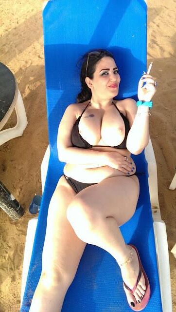 mulher árabe peituda