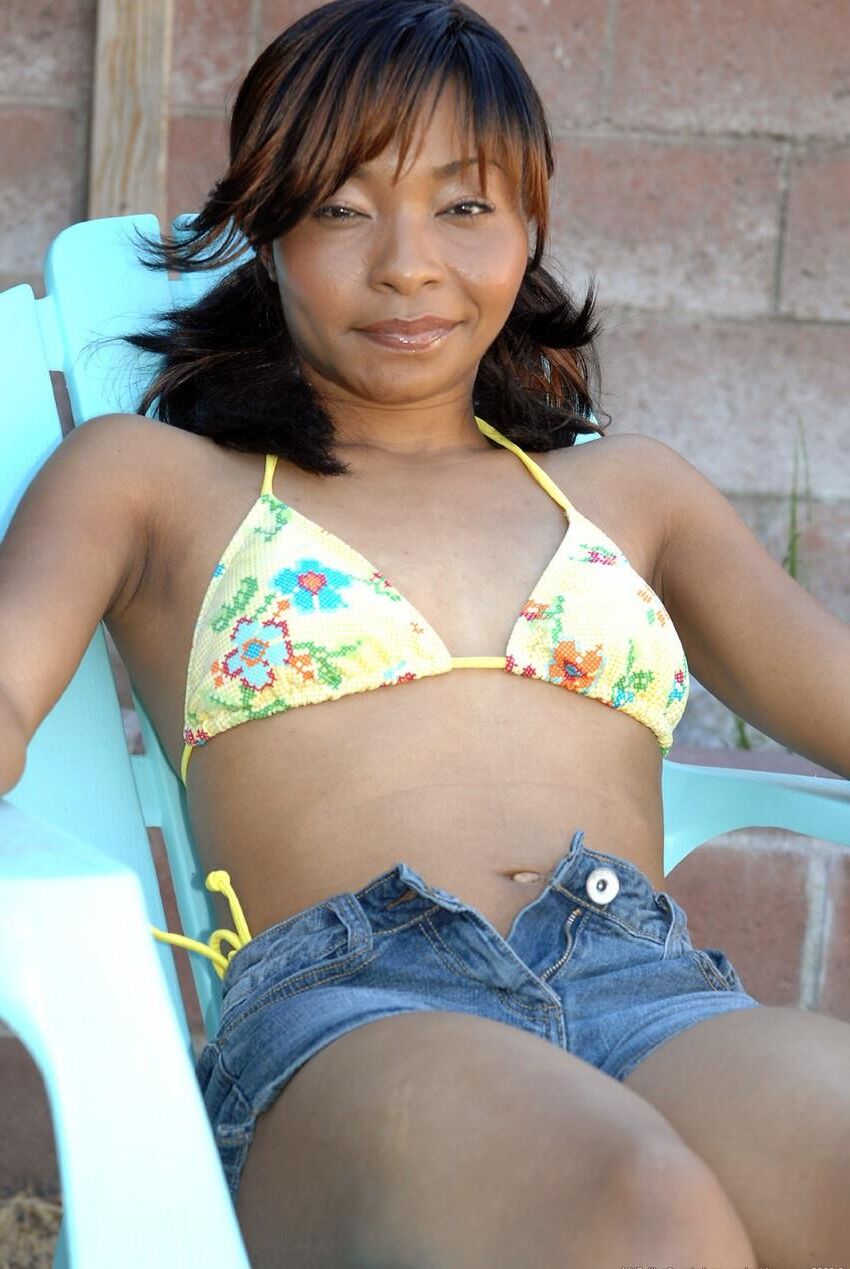 Hermosa adolescente de ébano peludo con pequeñas tetas kali