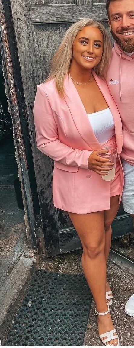Aisling Fat Tits Thicc Bimbo Blogger считает, что она лучше, чем вы