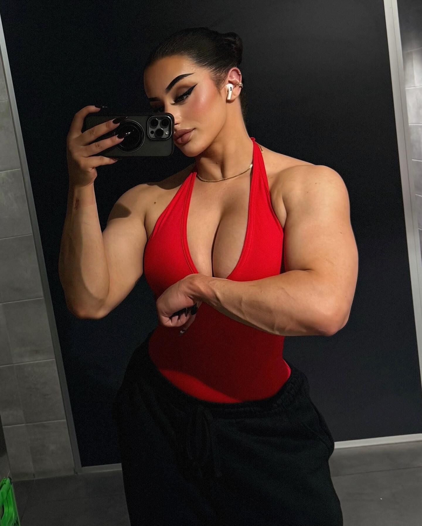 Muscle Girls Thicc and Powerful