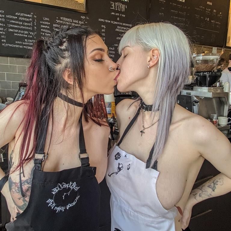 そのコーヒーショップの女の子....ええ、彼女はフリークです（ai）