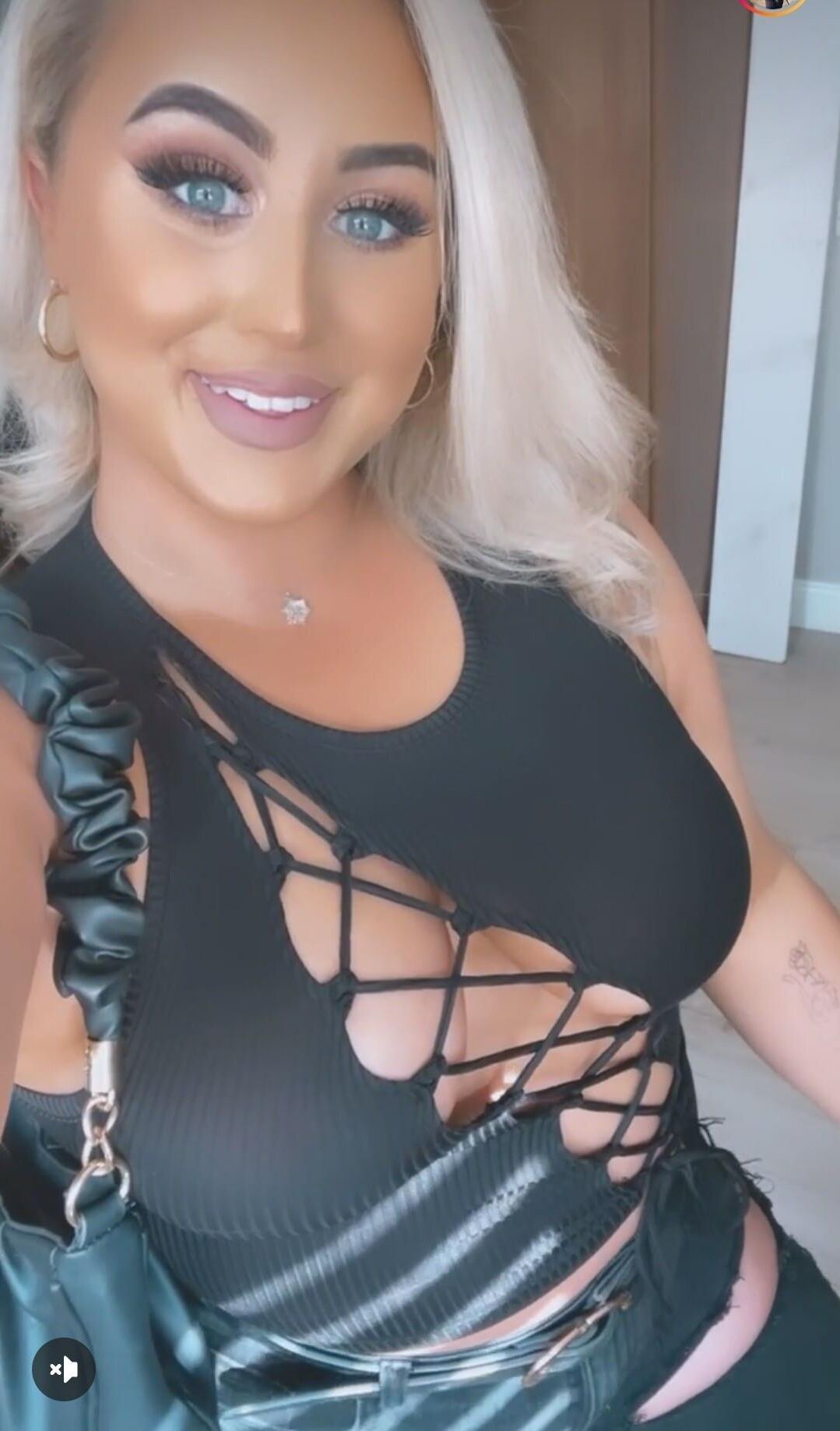 Aisling Fat Tits Thicc Bimbo Blogger считает, что она лучше, чем вы