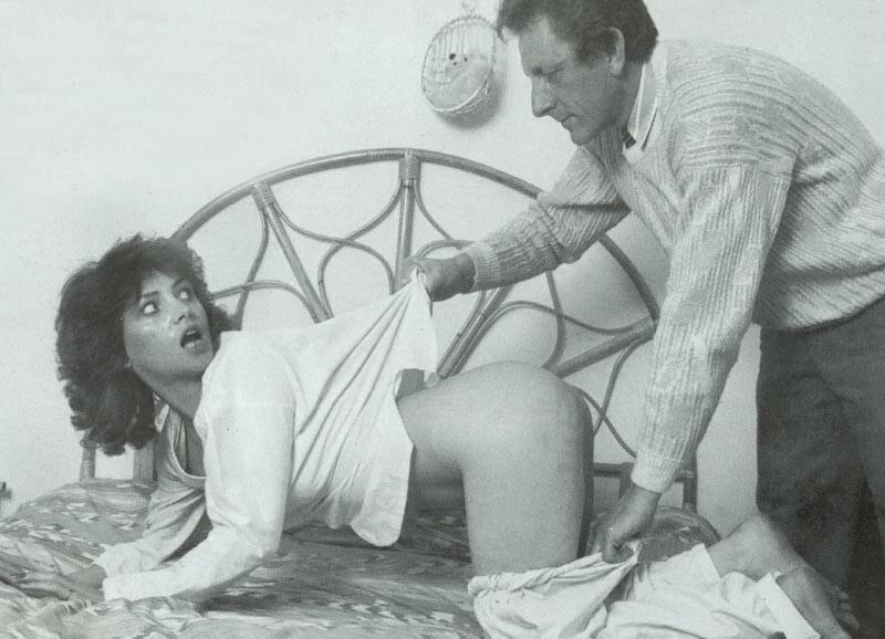 Azotes retro de Janus PJ Spank en la cama