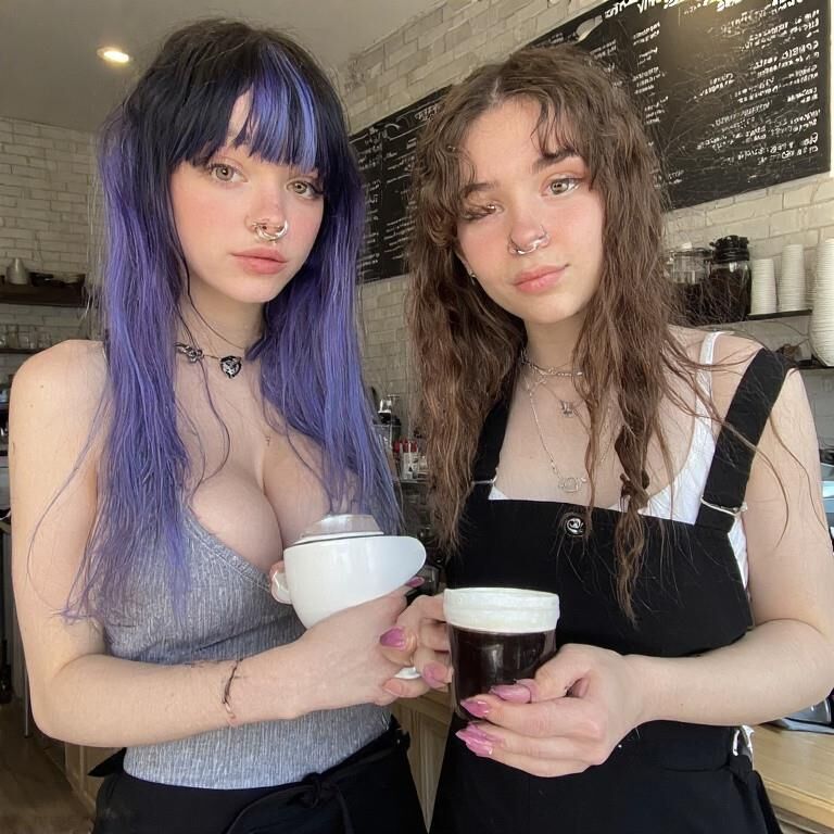 そのコーヒーショップの女の子....ええ、彼女はフリークです（ai）