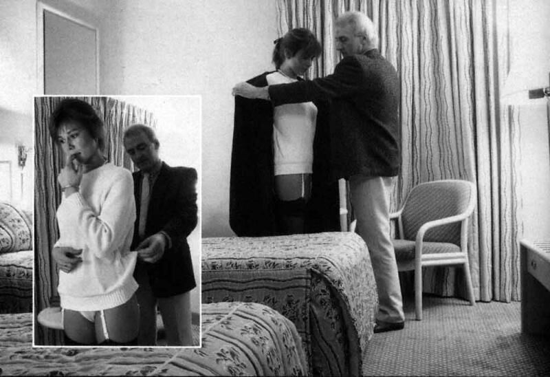 Azotes retro de Janus Nicola Redway en la habitación del hotel