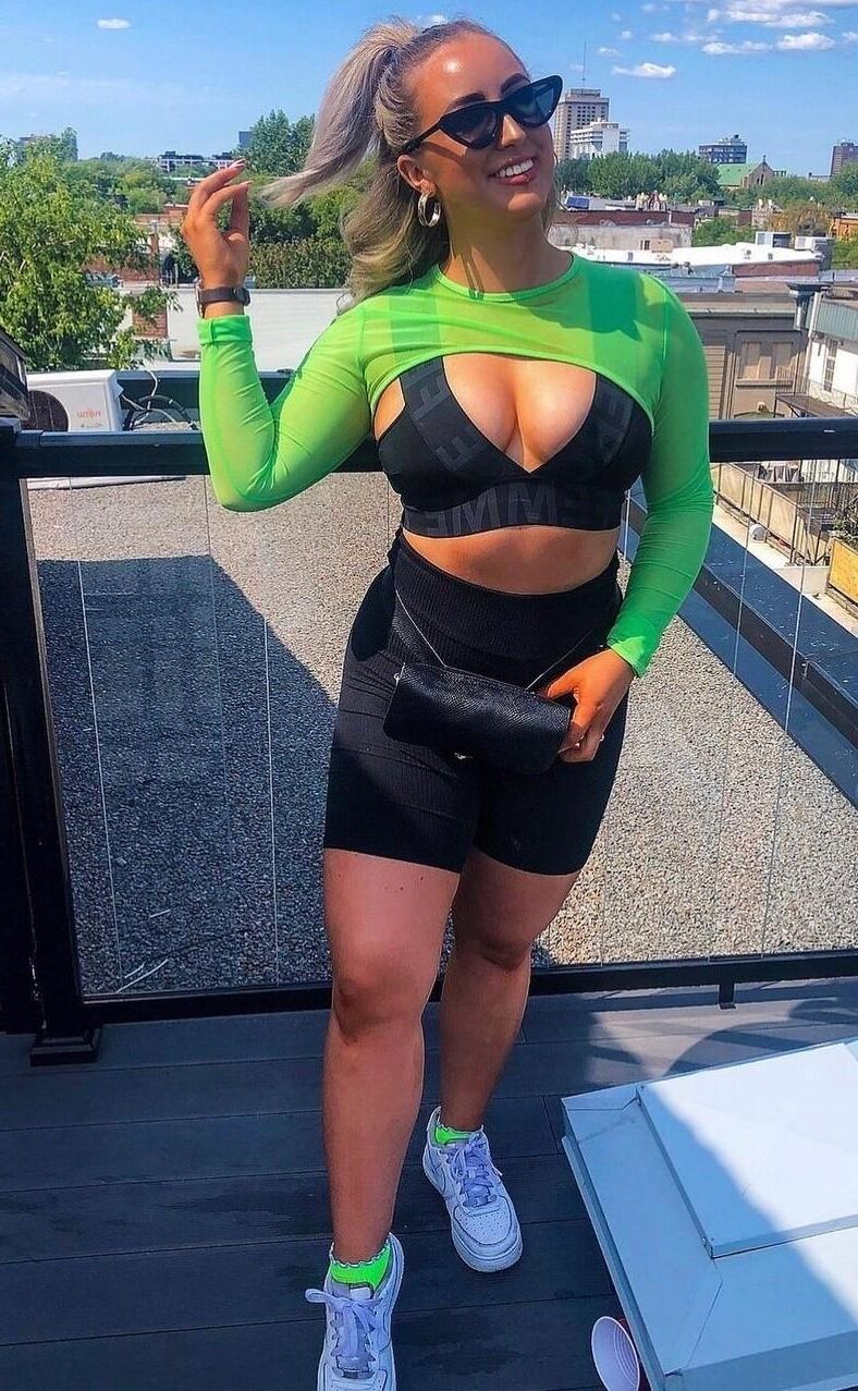 Aisling Fat Tits Thicc Bimbo Blogger считает, что она лучше, чем вы