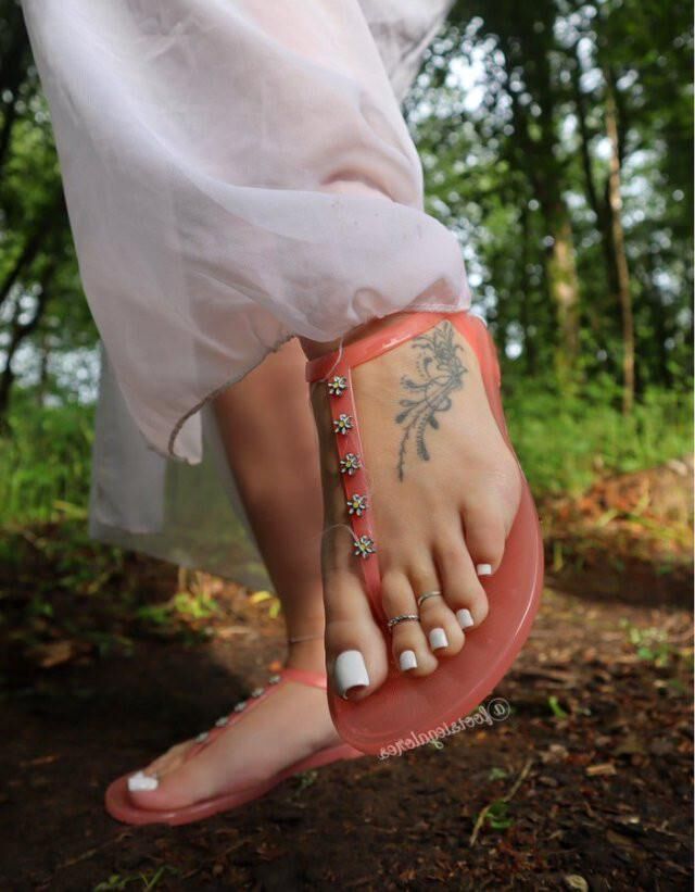 Las chanclas y las sandalias hacen que los pies sean tan sabrosos, deliciosos y malolientes