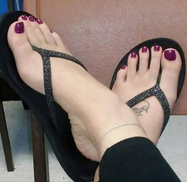 Las chanclas y las sandalias hacen que los pies sean tan sabrosos, deliciosos y malolientes
