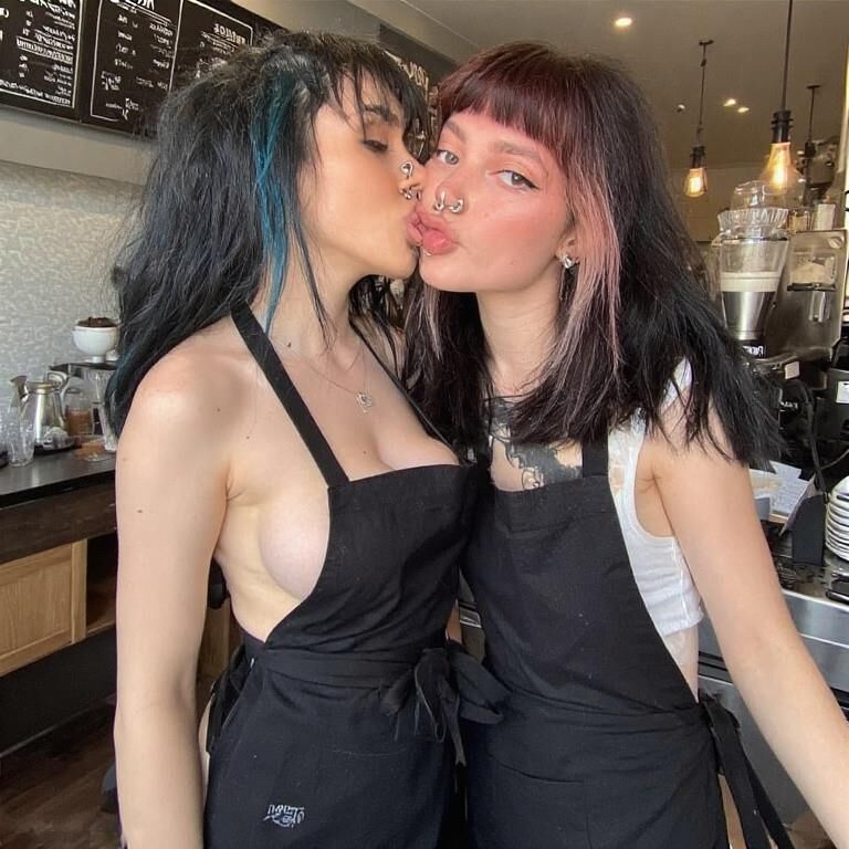そのコーヒーショップの女の子....ええ、彼女はフリークです（ai）
