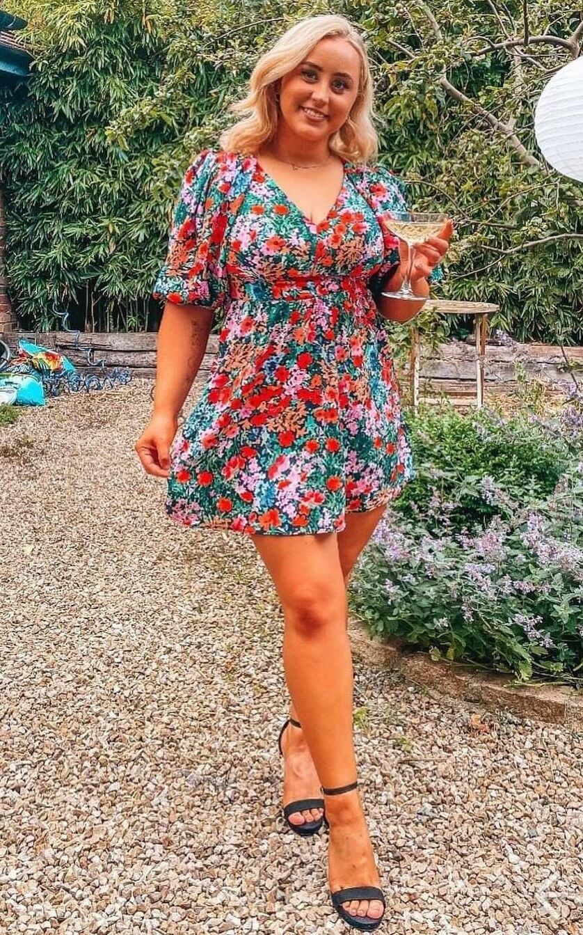 Aisling Fat Tits Thicc Bimbo Blogger считает, что она лучше, чем вы