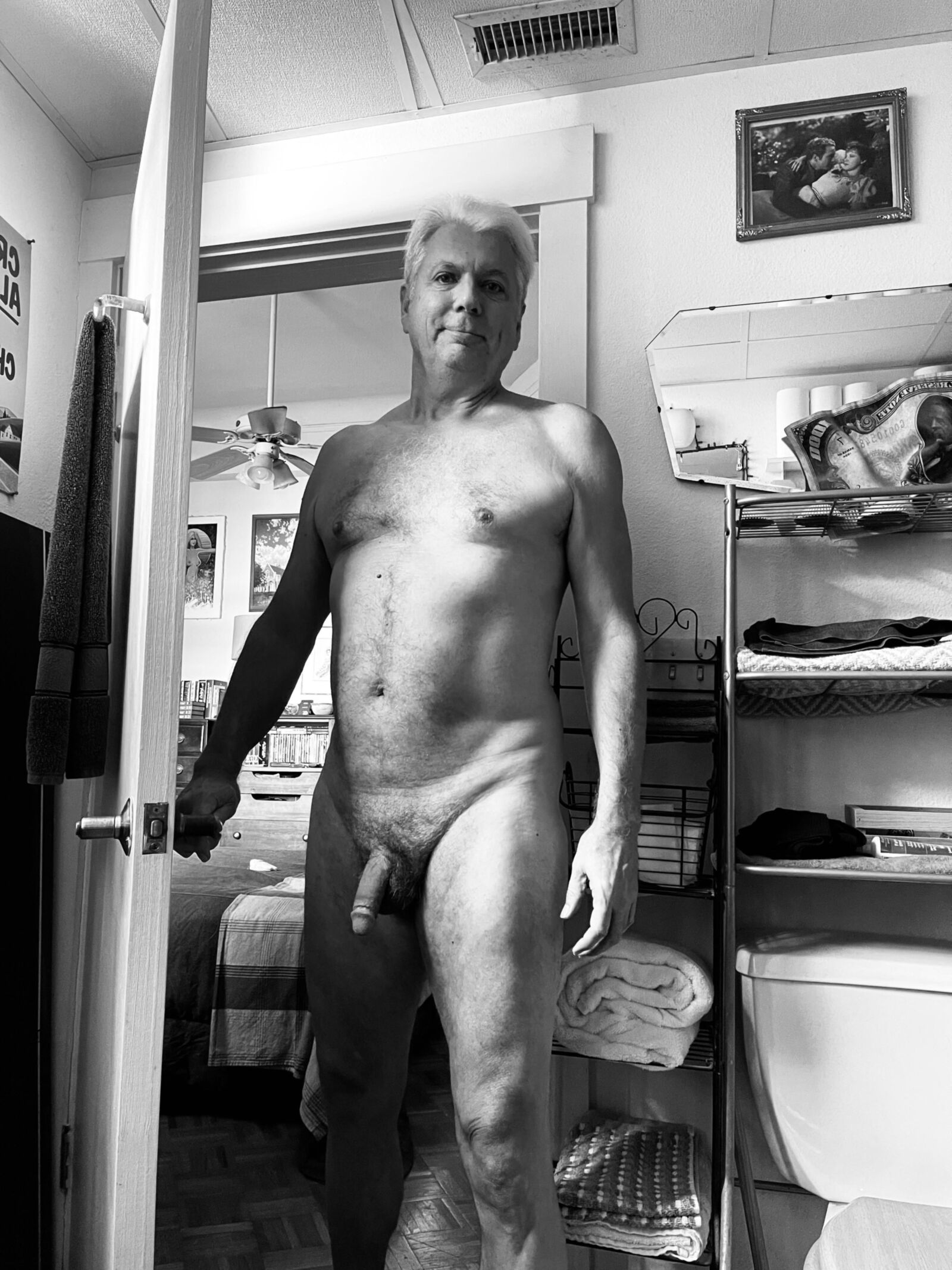 私は白黒で裸になるのが大好きです