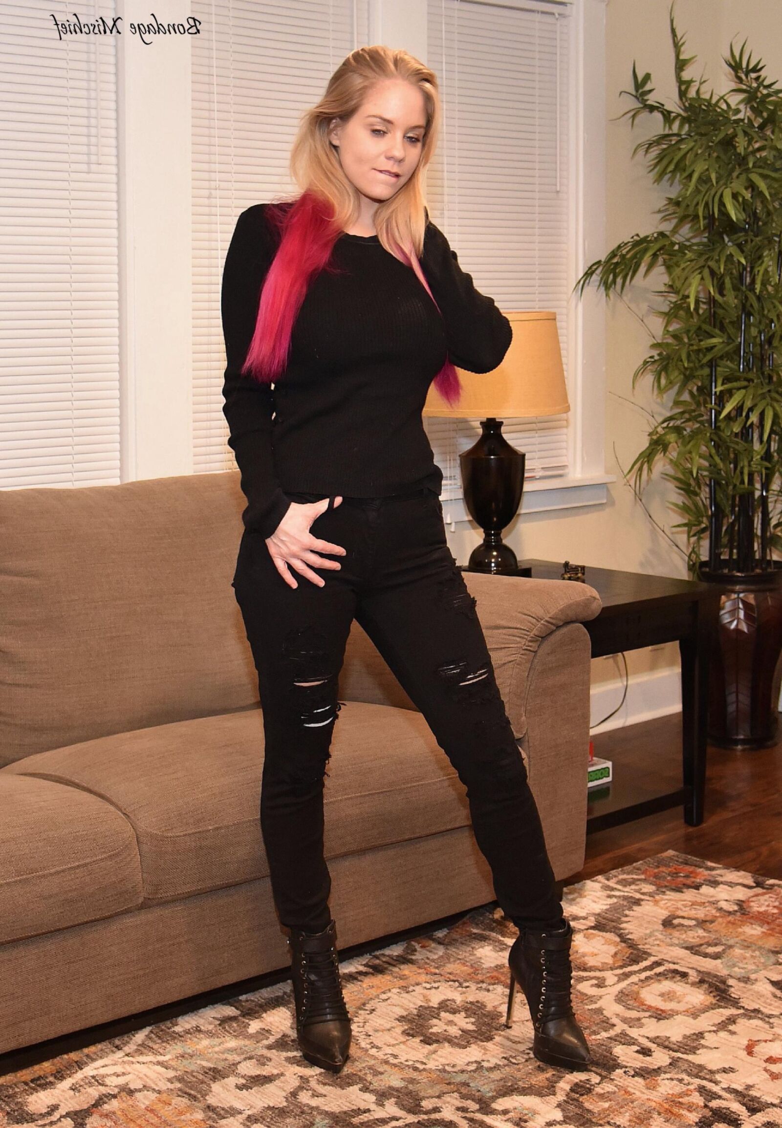 Ropa negra de Anabelle Pync