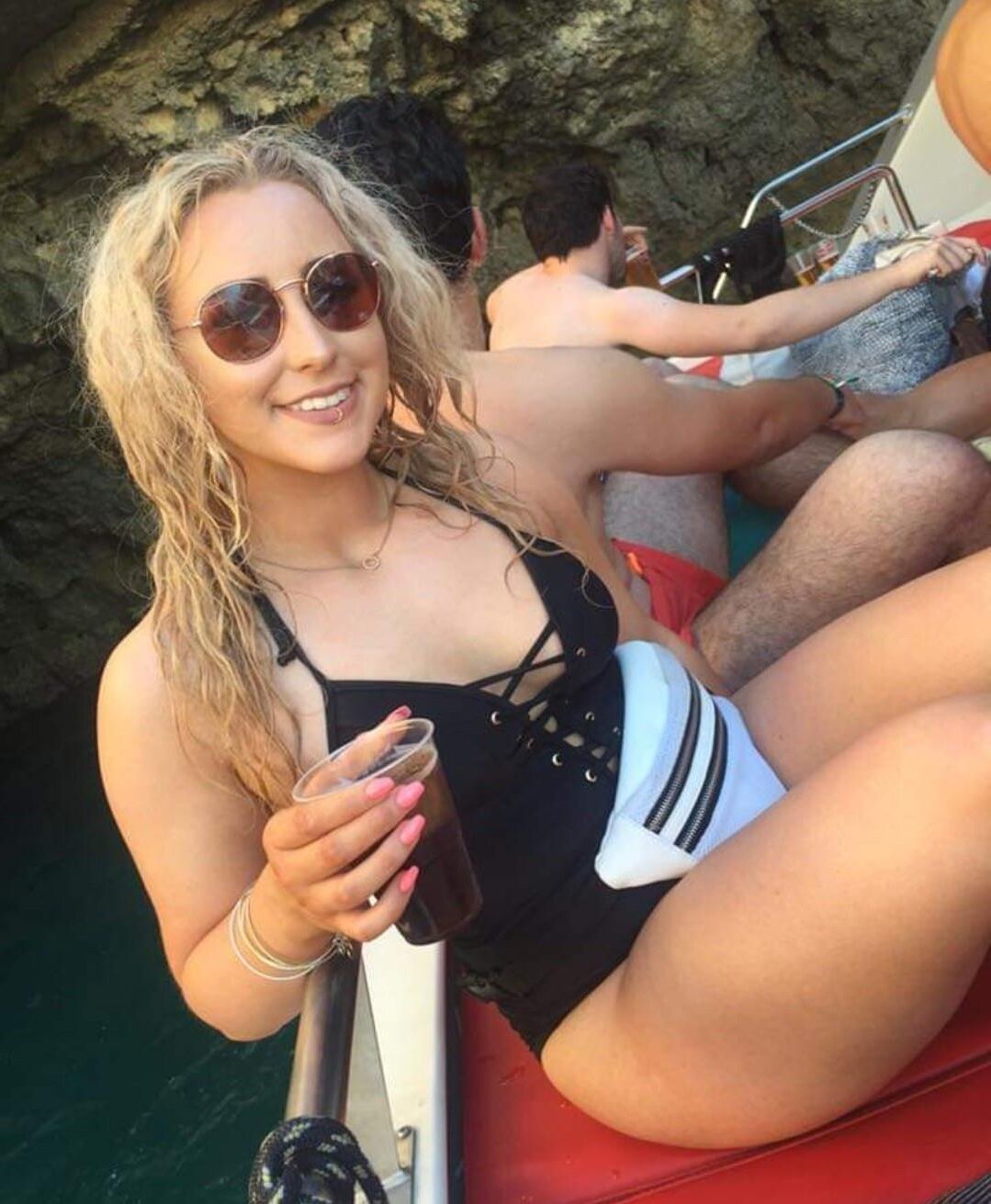 Aisling Fat Tits Thicc Bimbo Blogger считает, что она лучше, чем вы