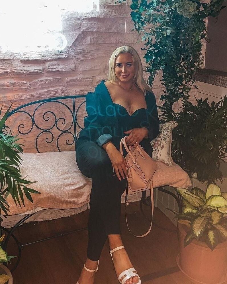 Aisling Fat Tits Thicc Bimbo Blogger считает, что она лучше, чем вы