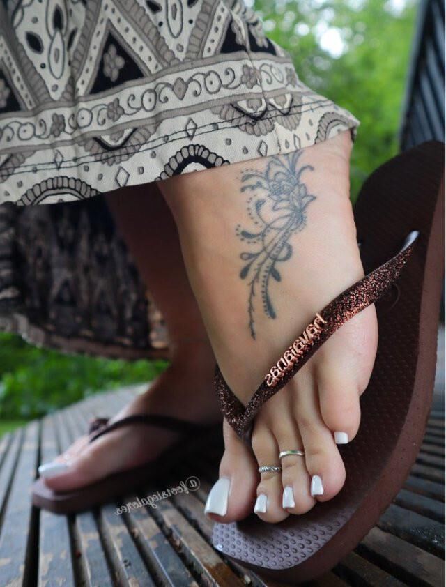 Las chanclas y las sandalias hacen que los pies sean tan sabrosos, deliciosos y malolientes