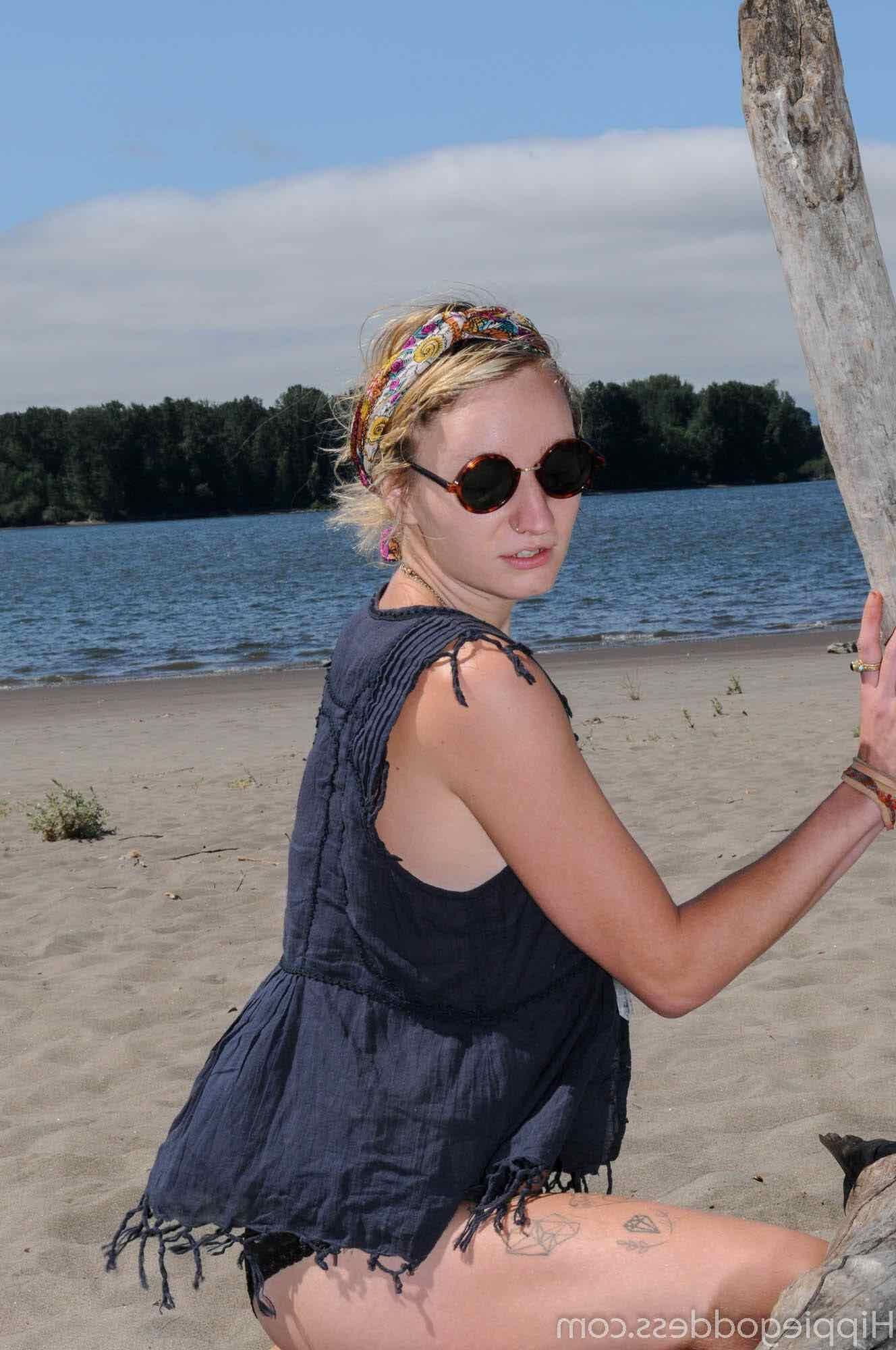 Hippiegoddess Andromeda sexier, wenn sie nackt ist