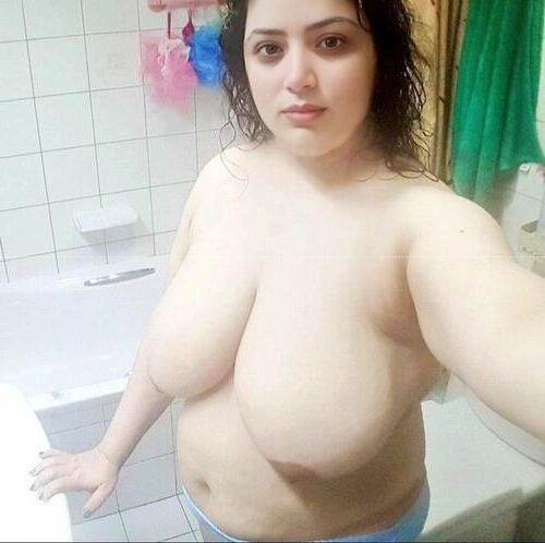 巨乳アラブの女性