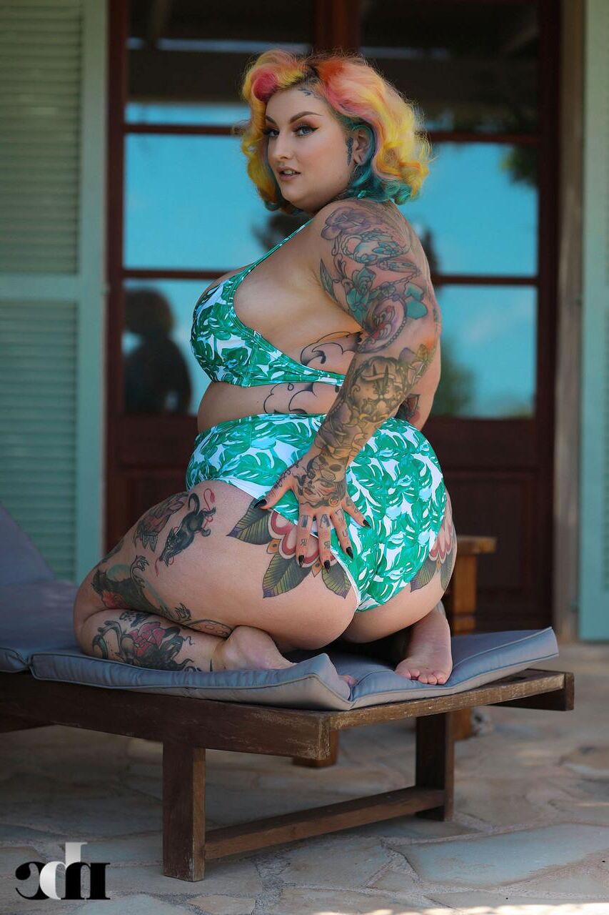 BBW -Huren biegen sich über große große Stiefeletten auf