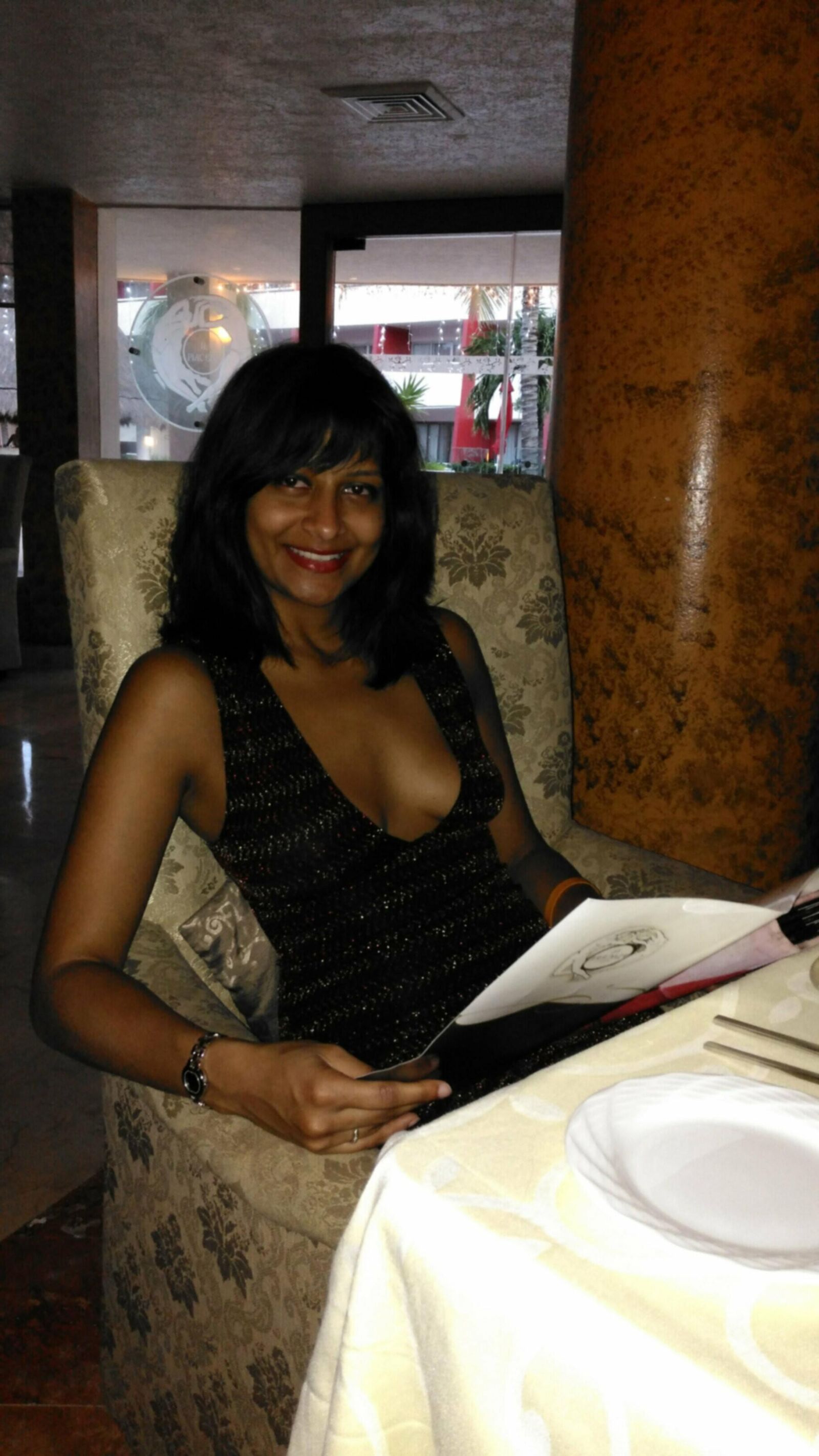 Desi Whore Anouは、恥知らずなフックスルートパブリックスラグカントを露出させました