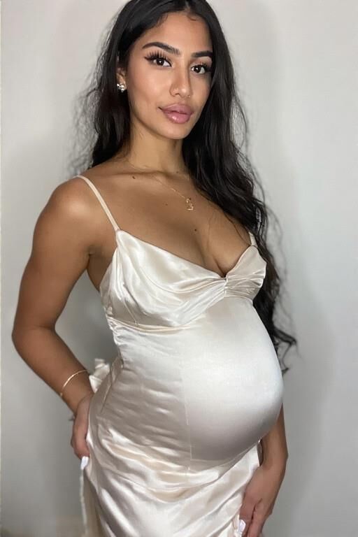 Schwangere Latinas in Brautkleidern