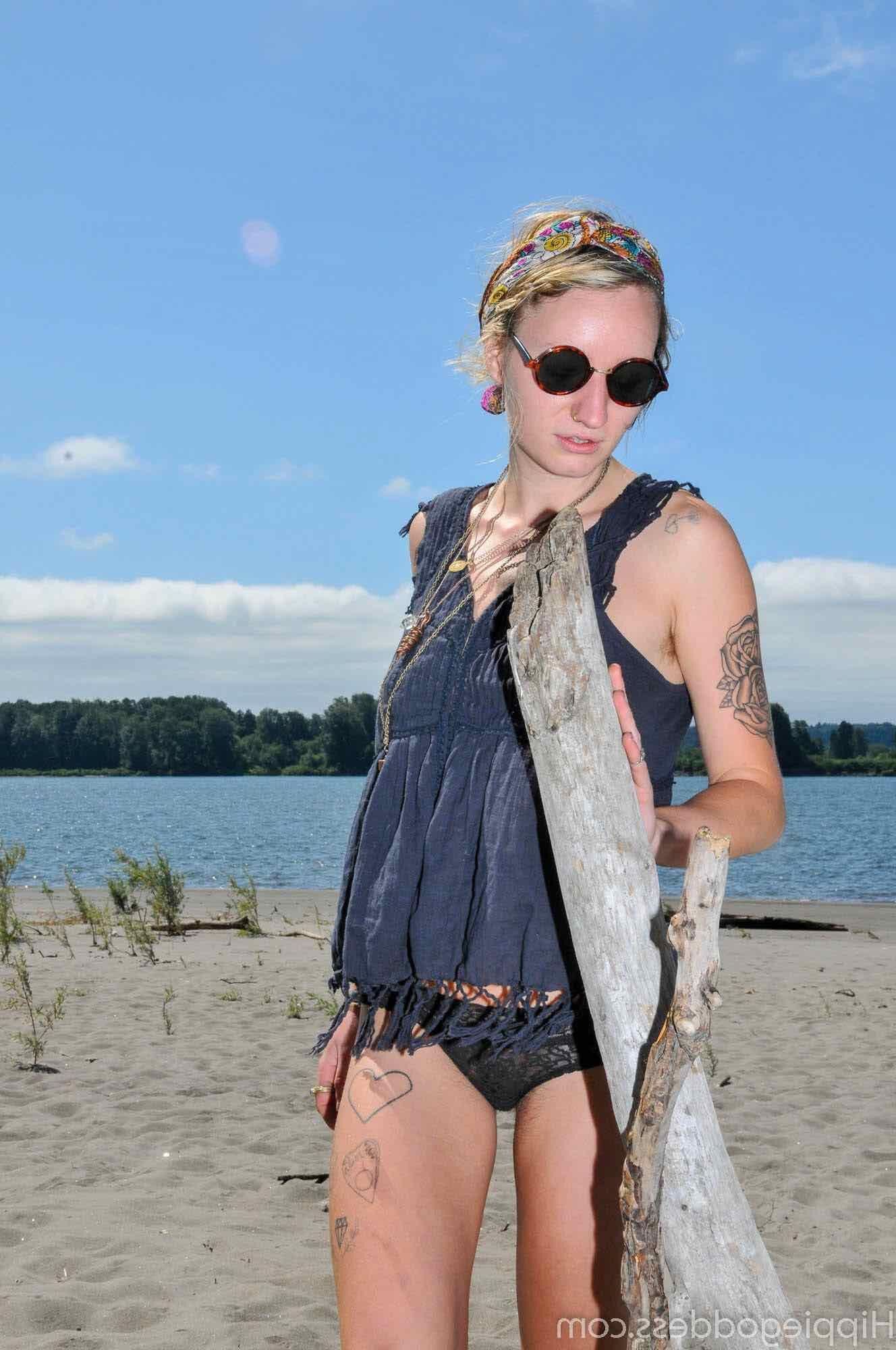 Hippiegoddess Andromeda sexier, wenn sie nackt ist