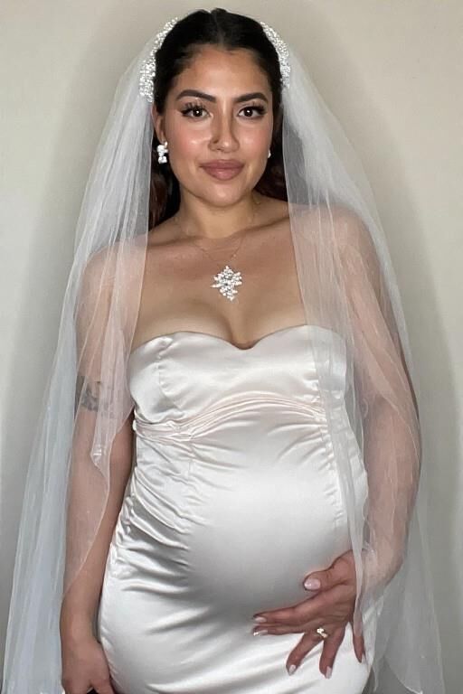Schwangere Latinas in Brautkleidern