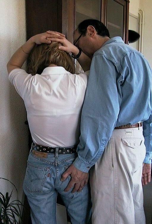 Spank und Scham buschige reife Jeans und weiße Top -Rasiermuschi
