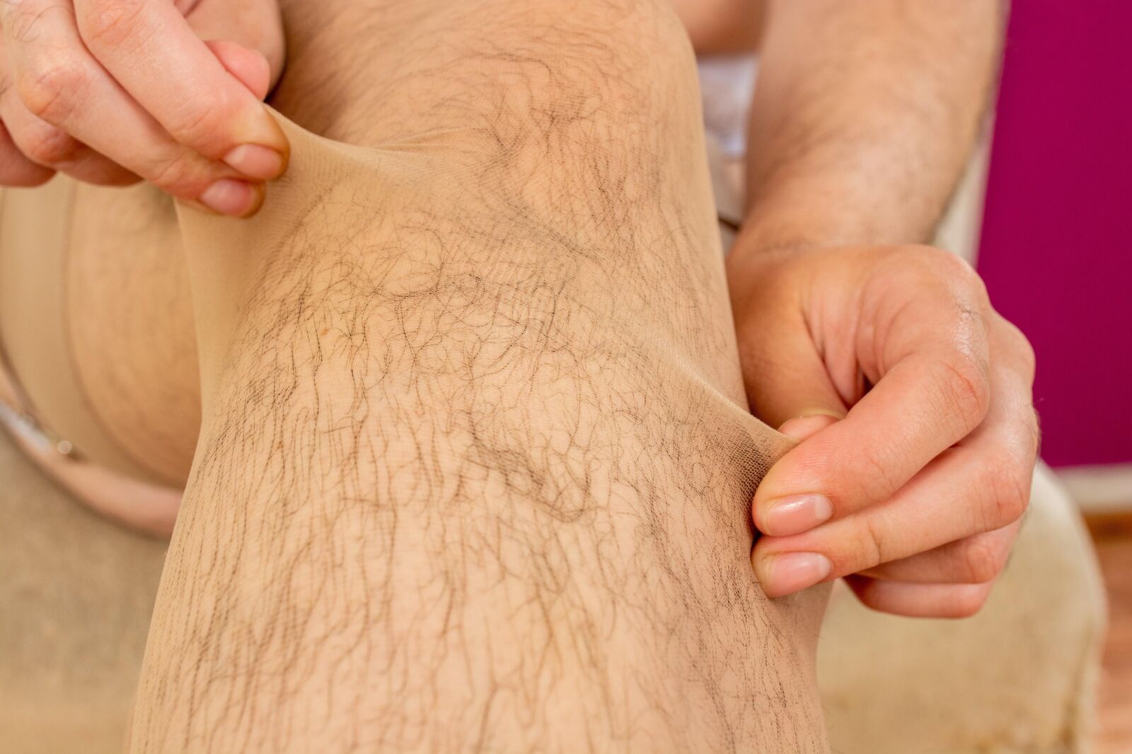 Hairy legs in nylon ()