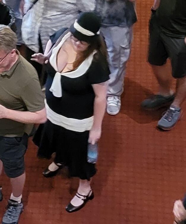 Downblouse una nena tetona con tacones en público (sincero)