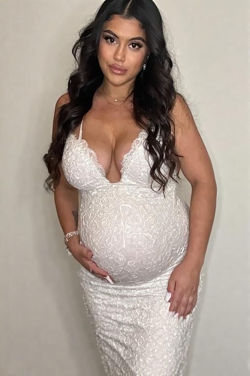 Schwangere Latinas in Brautkleidern