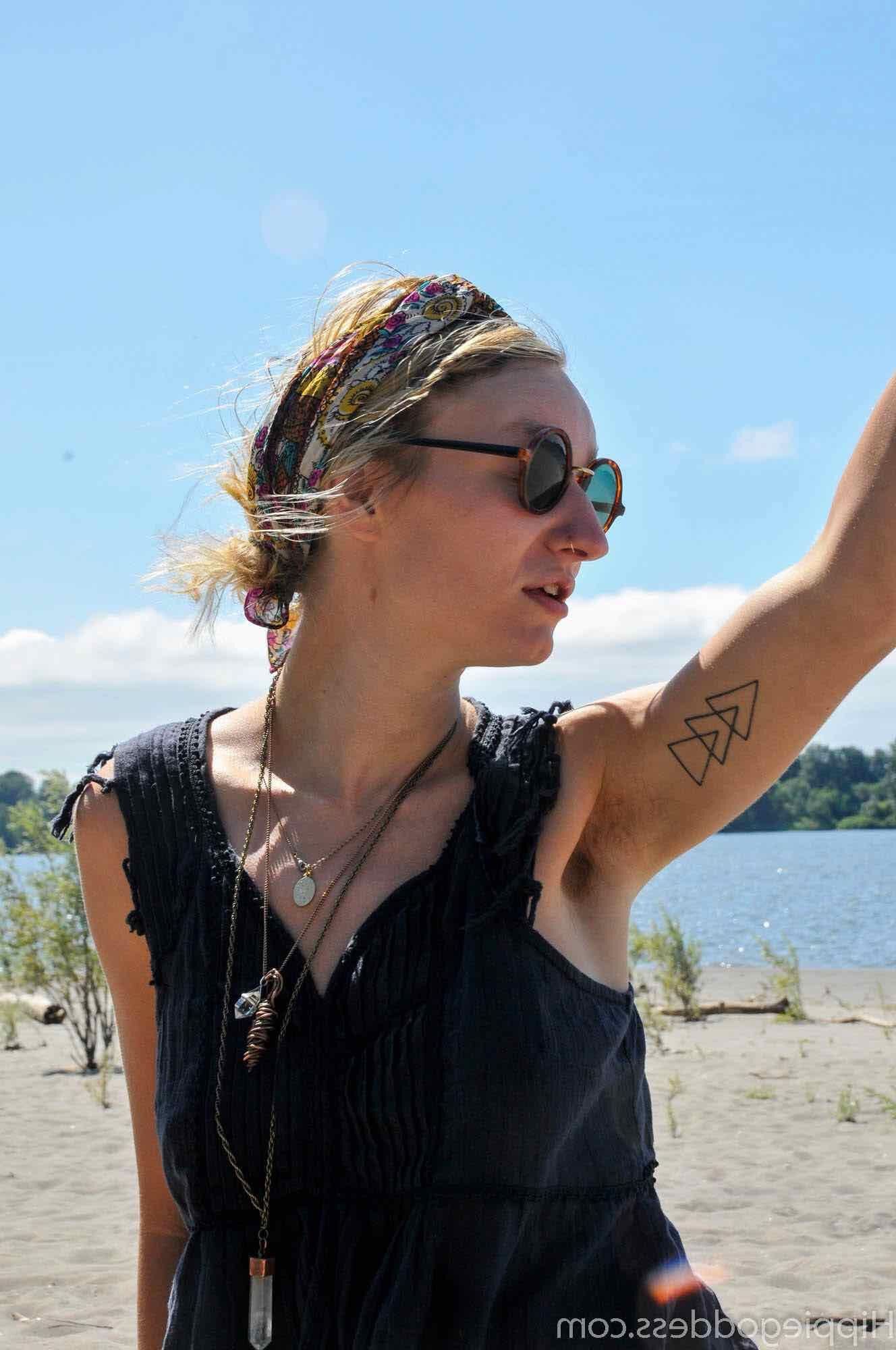 Hippiegoddess Andromeda sexier, wenn sie nackt ist