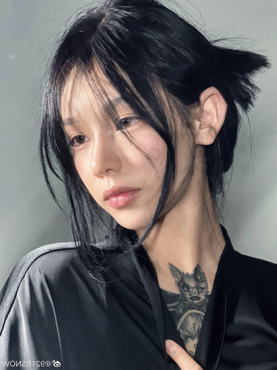 Chinesische asiatische Goth Baddie Schlampe