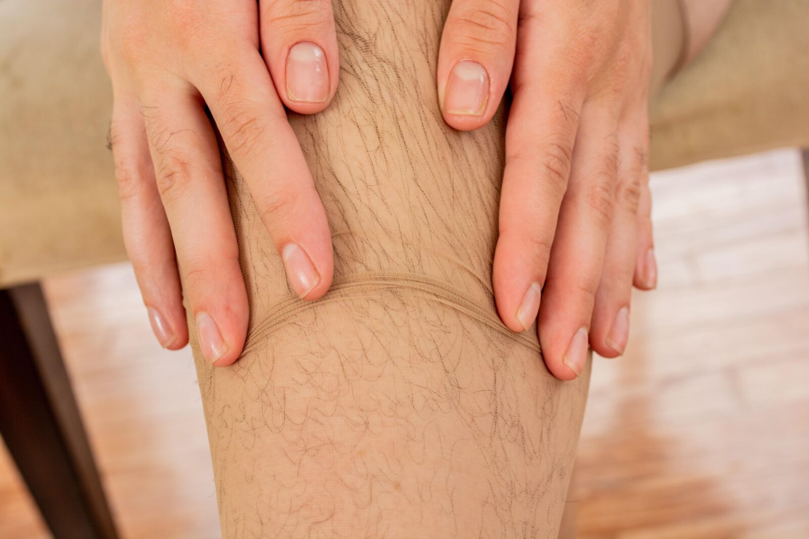 Hairy legs in nylon ()