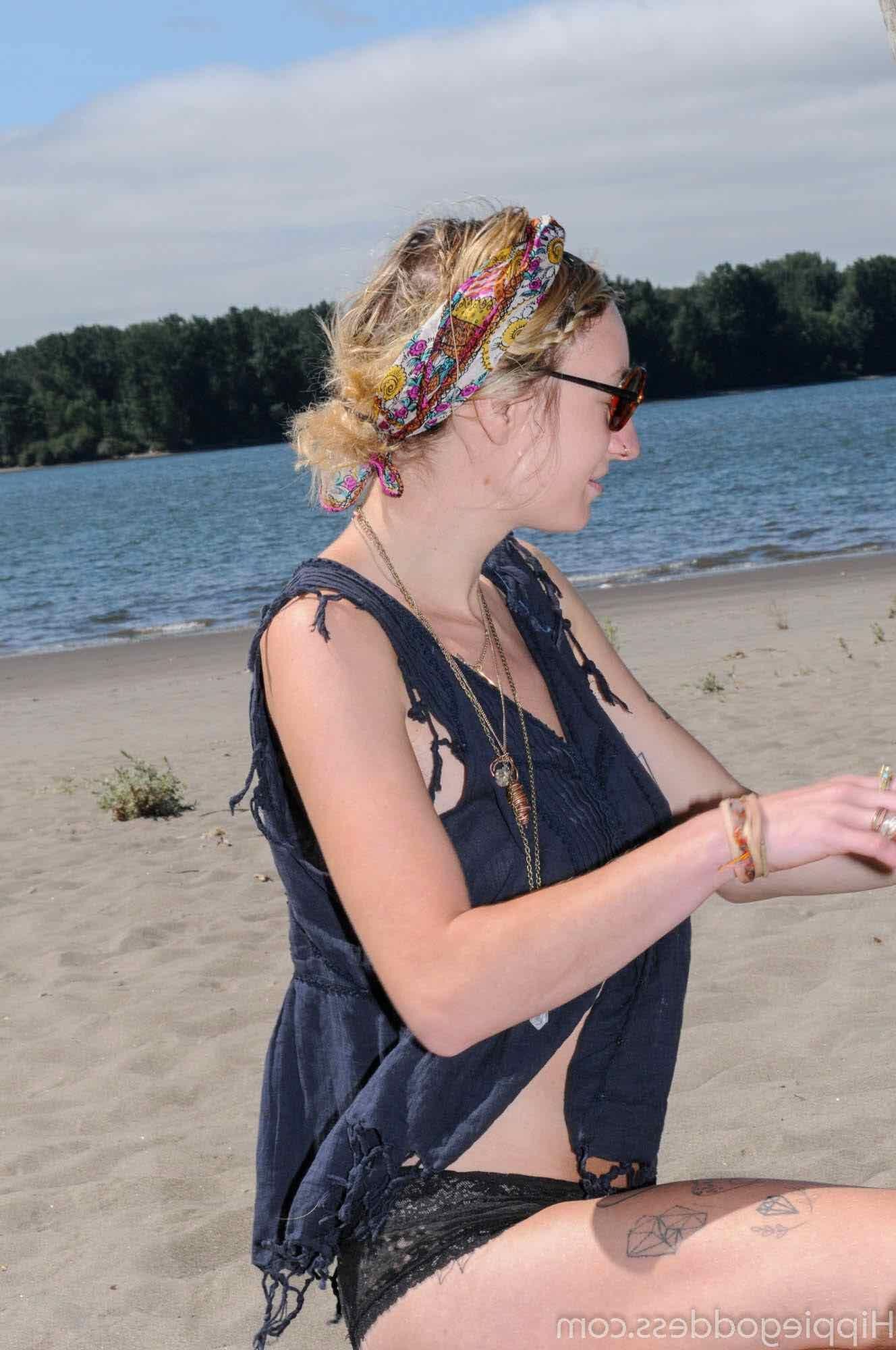 Hippiegoddess Andromeda sexier, wenn sie nackt ist