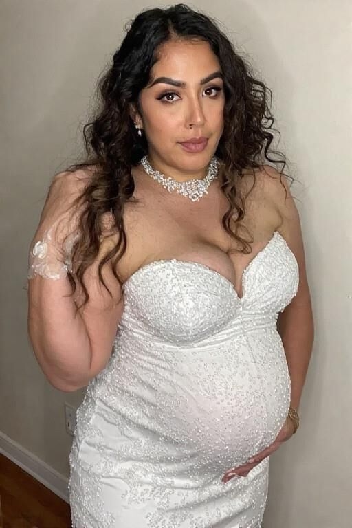 Schwangere Latinas in Brautkleidern