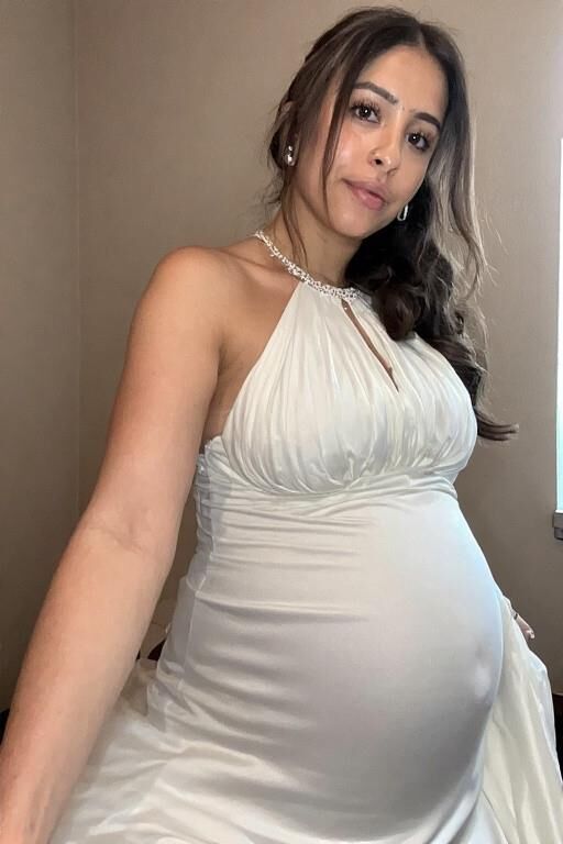 Schwangere Latinas in Brautkleidern
