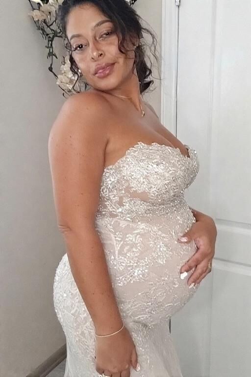 Schwangere Latinas in Brautkleidern