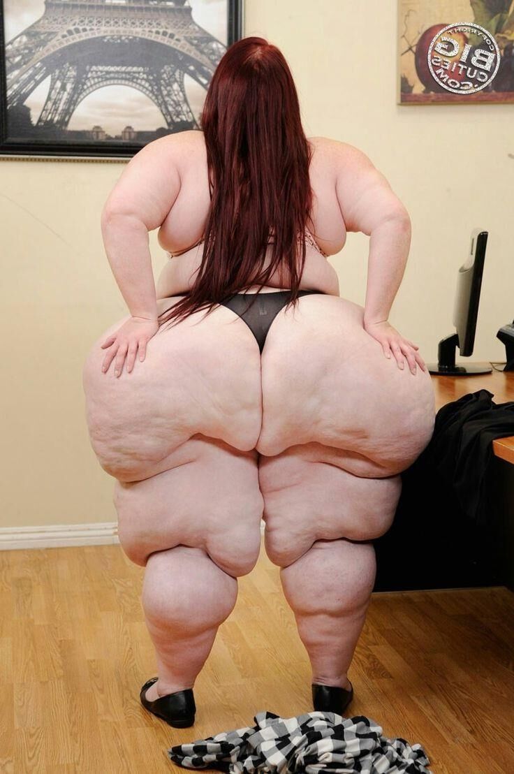 BBW -Huren biegen sich über große große Stiefeletten auf