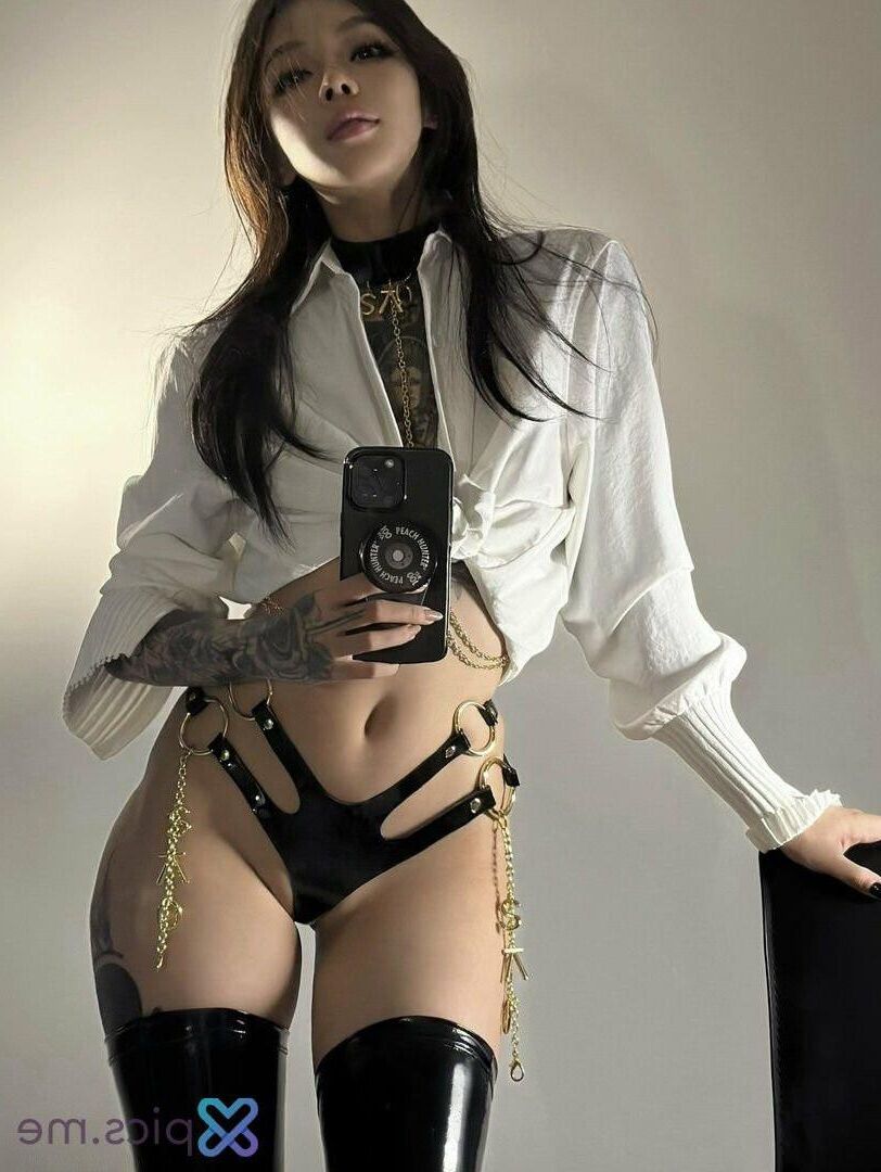Chinesische asiatische Goth Baddie Schlampe