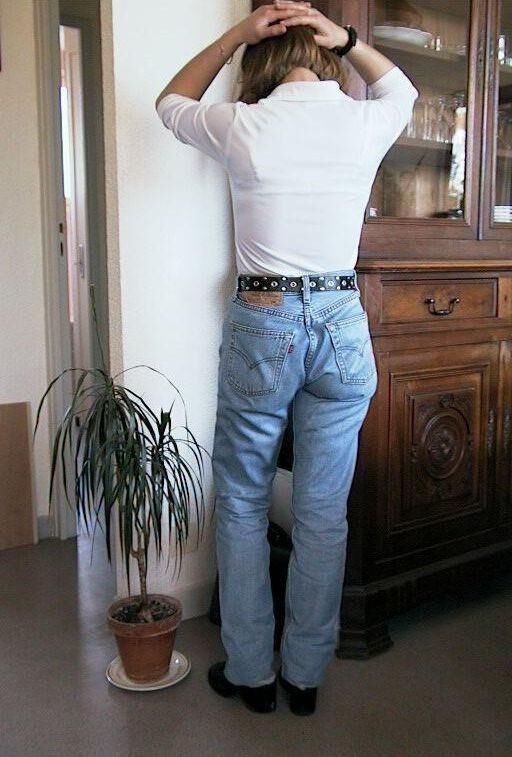 Spank und Scham buschige reife Jeans und weiße Top -Rasiermuschi