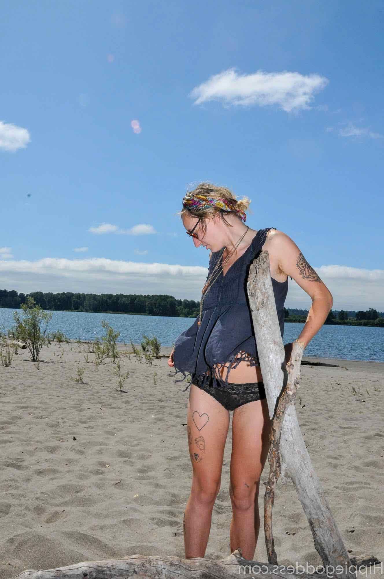 Hippiegoddess Andromeda sexier, wenn sie nackt ist