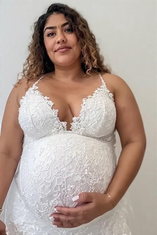 Schwangere Latinas in Brautkleidern