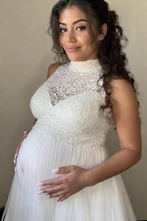 Schwangere Latinas in Brautkleidern