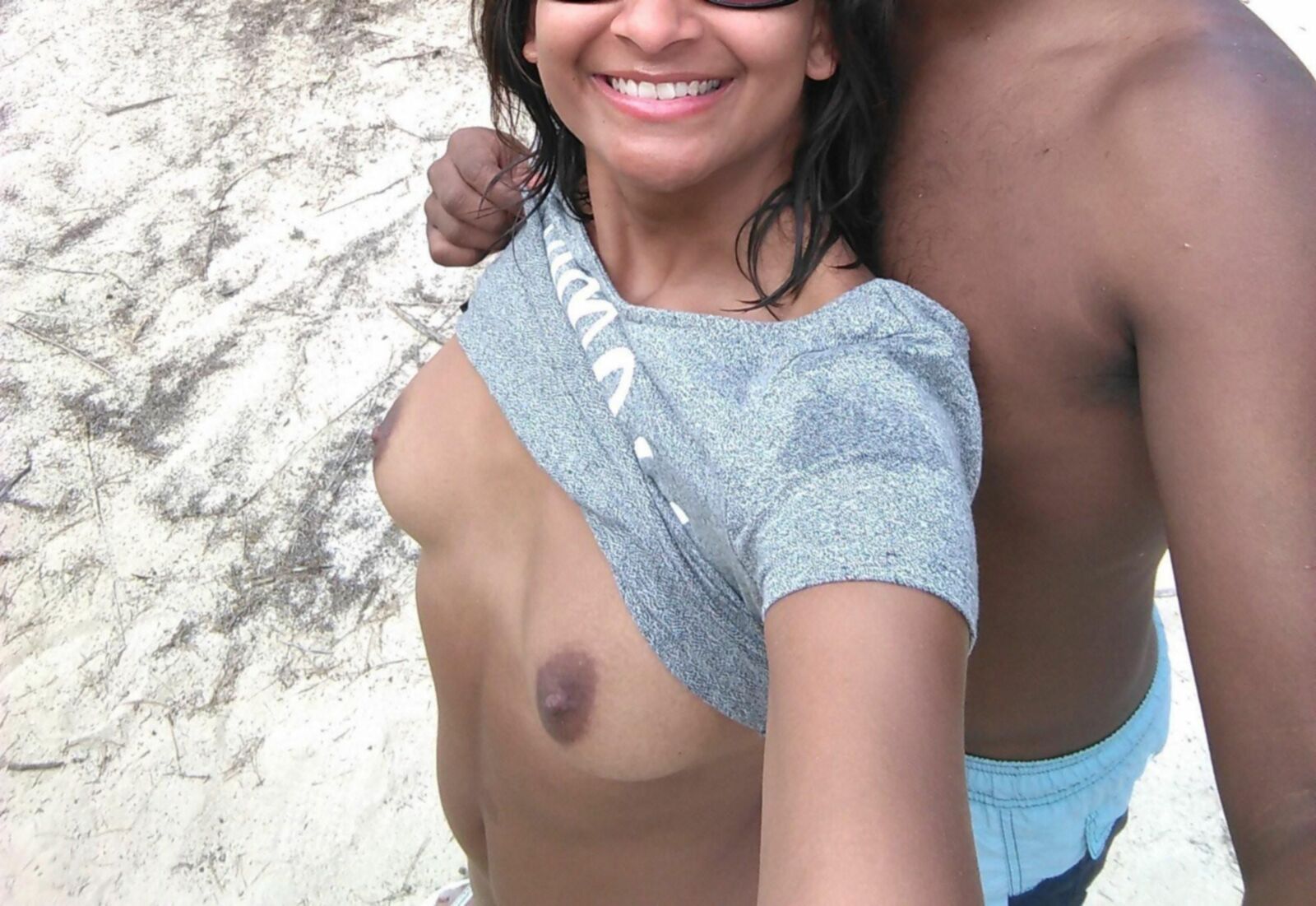 Desi Whore Anouは、恥知らずなフックスルートパブリックスラグカントを露出させました