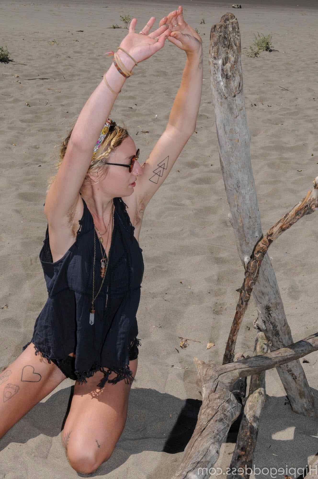 Hippiegoddess Andromeda sexier, wenn sie nackt ist
