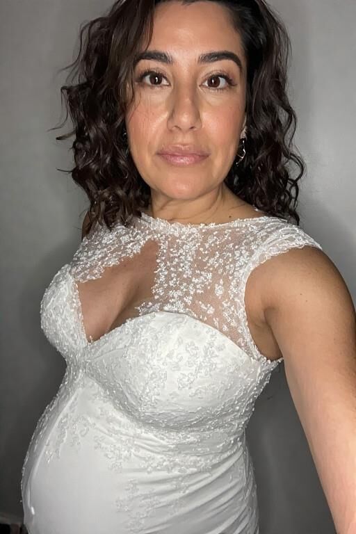 Schwangere Latinas in Brautkleidern
