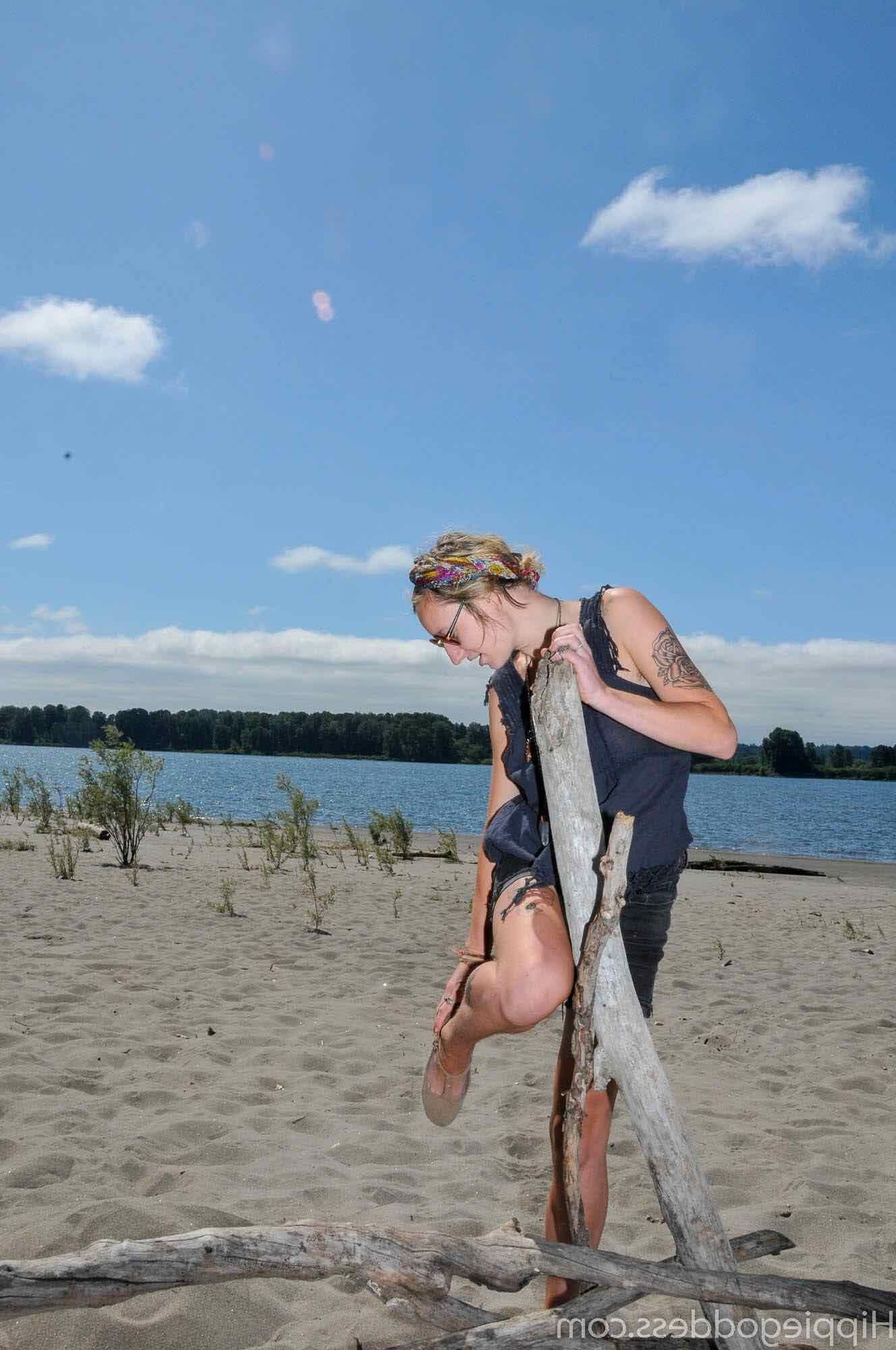 Hippiegoddess Andromeda sexier, wenn sie nackt ist