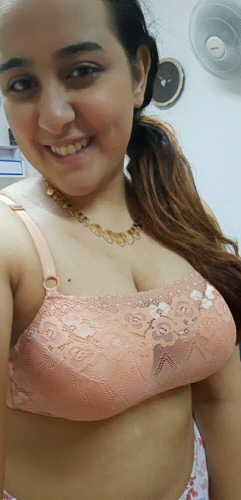 巨乳アラブの女性